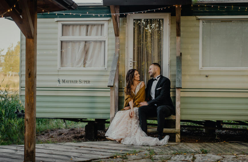Ewelina i Szymon – sesja ślubna z domkiem holenderskim w tle