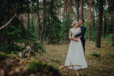Marta i Michał – leśno-rustykalny plener ślubny